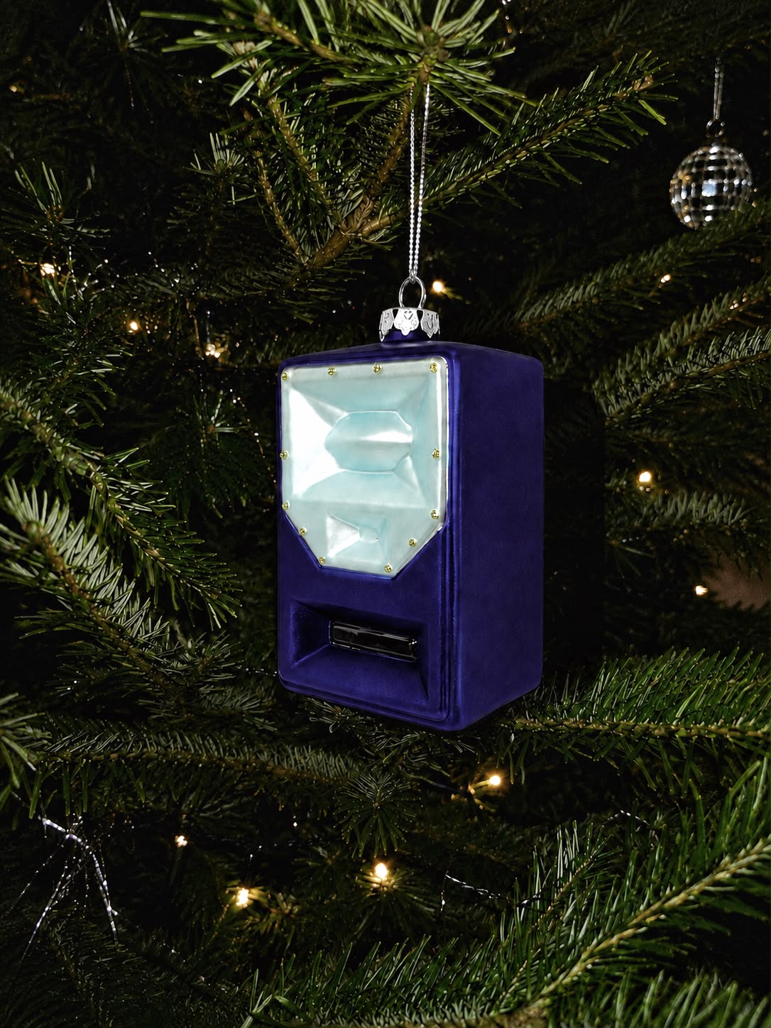 Glazen speaker kerstbal van Nachtglas in de kerstboom