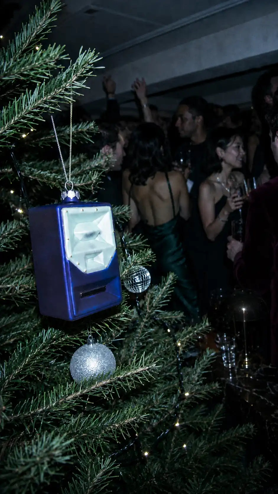 De Speaker kerboom ornament in feestelijk omgeving in kerstboom