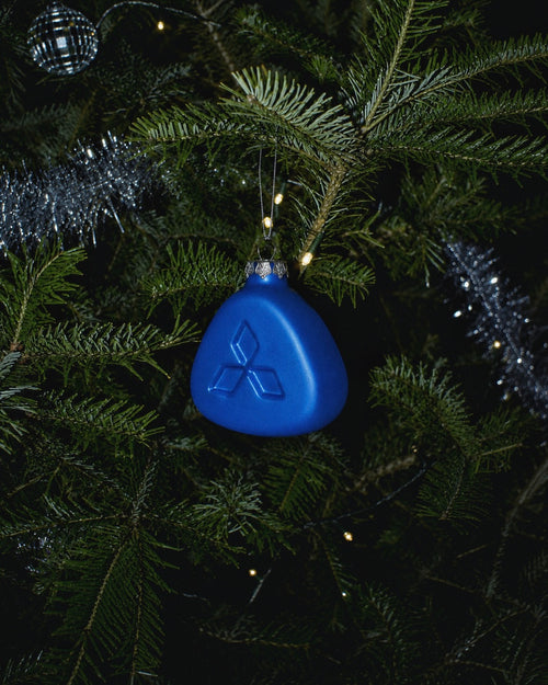  De Blauwe glazen kerstbal van Nachtglas in de kerstboom