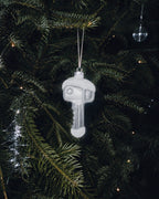 De Sleutel glazen kerstbal van Nachtglas in de kerstboom