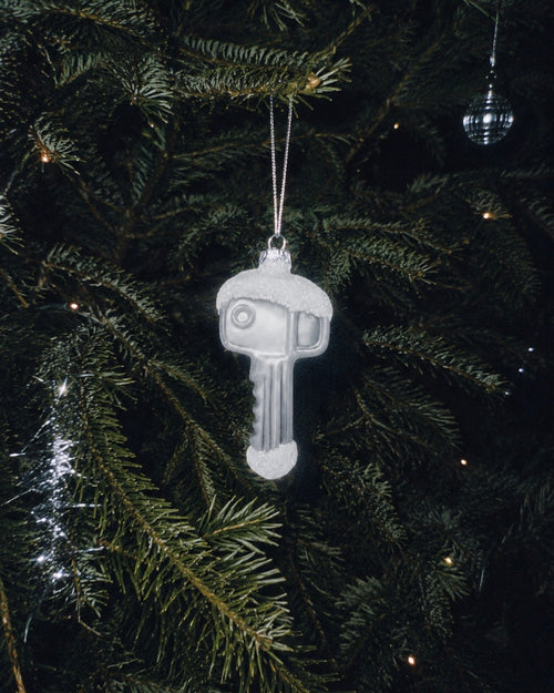De Sleutel glazen kerstbal van Nachtglas in de kerstboom
